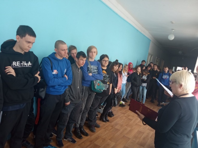 Описание: Изображение выглядит как человек, внутренний, пол, группа

Автоматически созданное описание