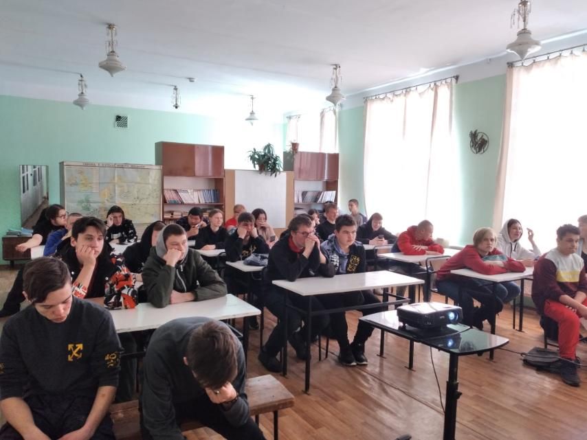 Описание: Изображение выглядит как внутренний, человек, пол, стена
Автоматически созданное описание